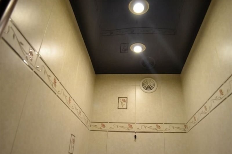 Натяжной потолок в туалете №3